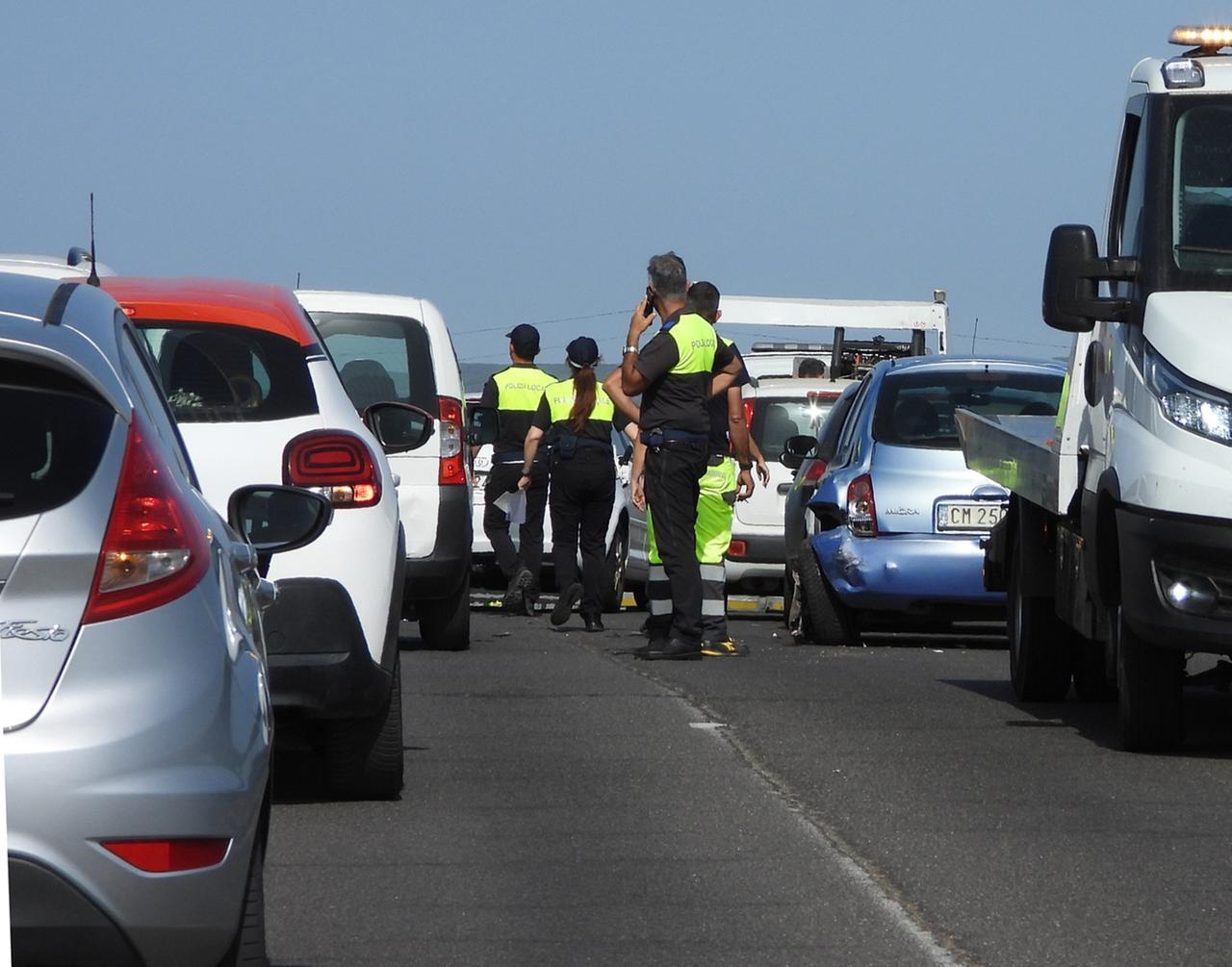 
	La polizia locale interviene dopo il tamponamento sul ponte di Brabau su cui si riversa la gran parte del traffico in uscita da Oristano ora che il ponte sul Tirso &egrave; chiuso

