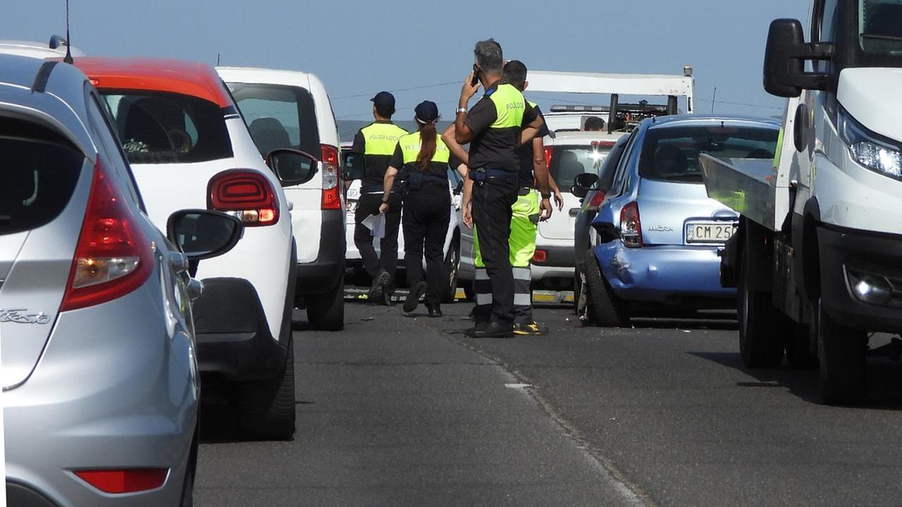 La polizia locale interviene dopo il tamponamento sul ponte di Brabau su cui si riversa la gran parte del traffico in uscita da Oristano ora che il ponte sul Tirso è chiuso