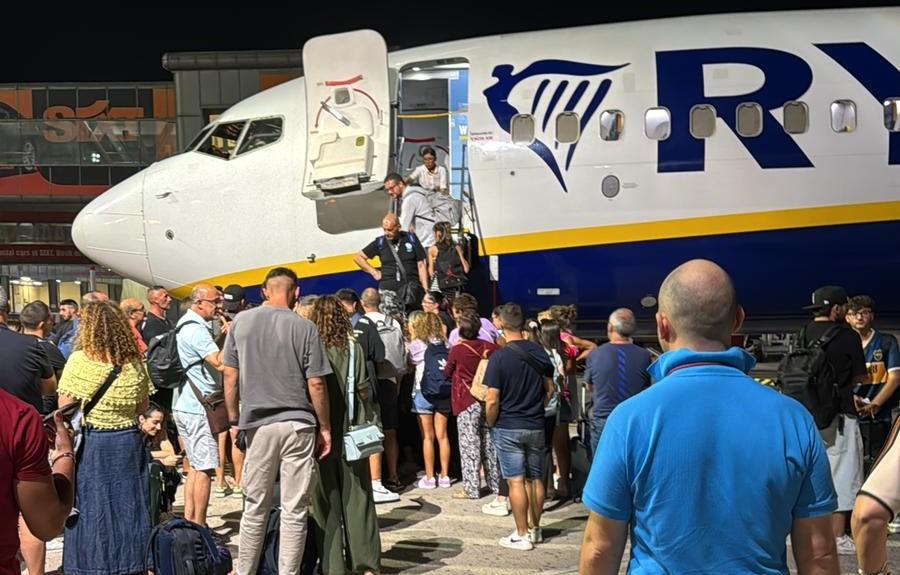 Napoli Passeggeri del volo Ryanair Napoli-Alghero cancellato