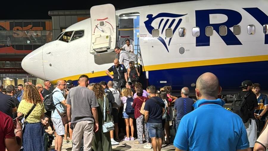 Napoli Passeggeri del volo Ryanair Napoli-Alghero cancellato