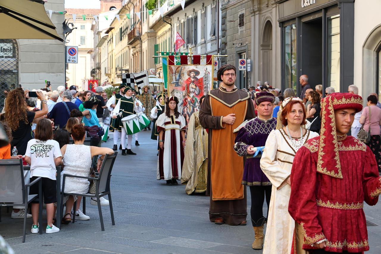 
	I figuranti dei rioni durante la processione dei ceri nelle strade del centro storico (foto Nucci/Innocenti)

