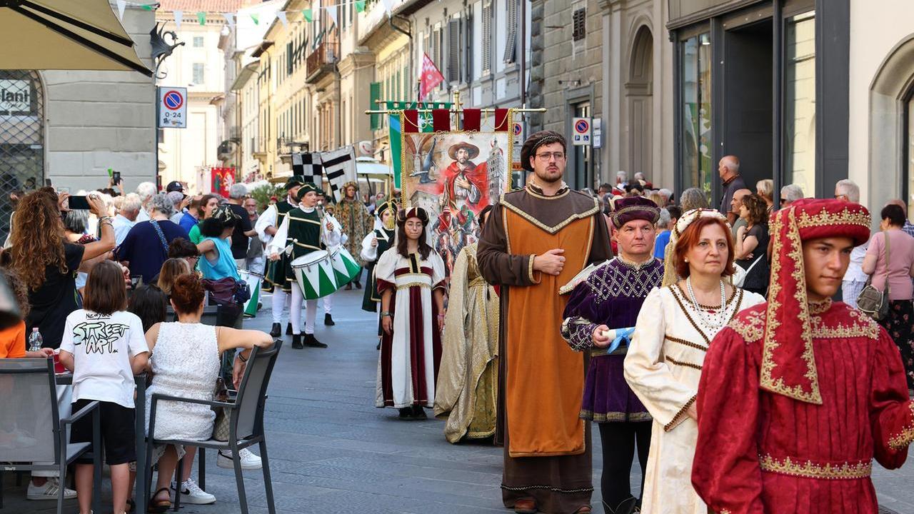 I figuranti dei rioni durante la processione dei ceri nelle strade del centro storico (foto Nucci/Innocenti)
