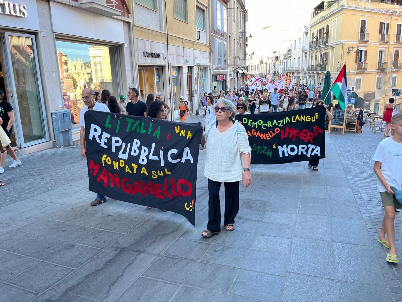 
	Il corteo in via Garibaldi a Cagliari <em>(foto Mario Rosas)</em>

