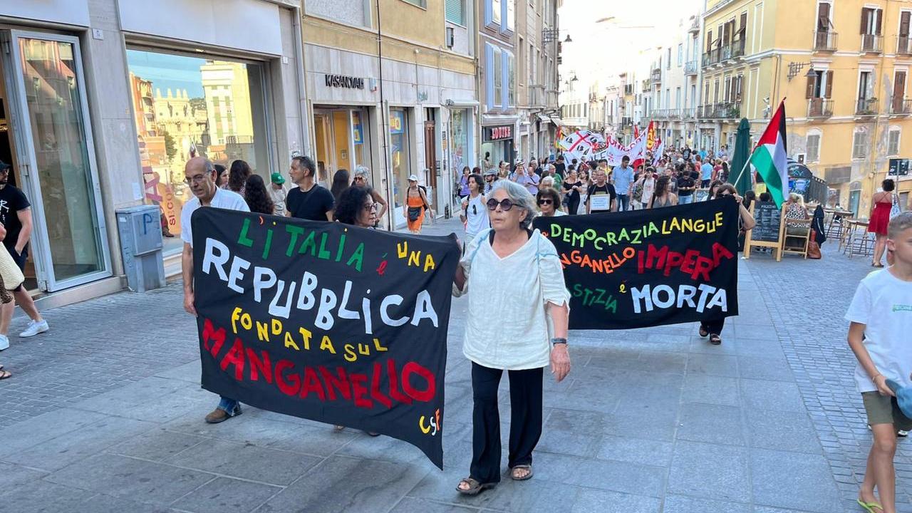 Il corteo in via Garibaldi a Cagliari <em>(foto Mario Rosas)</em>