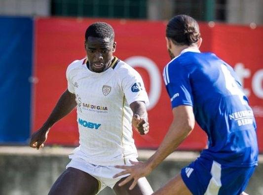 
	<strong>Zito Luvumbo</strong> in azione contro il Como

