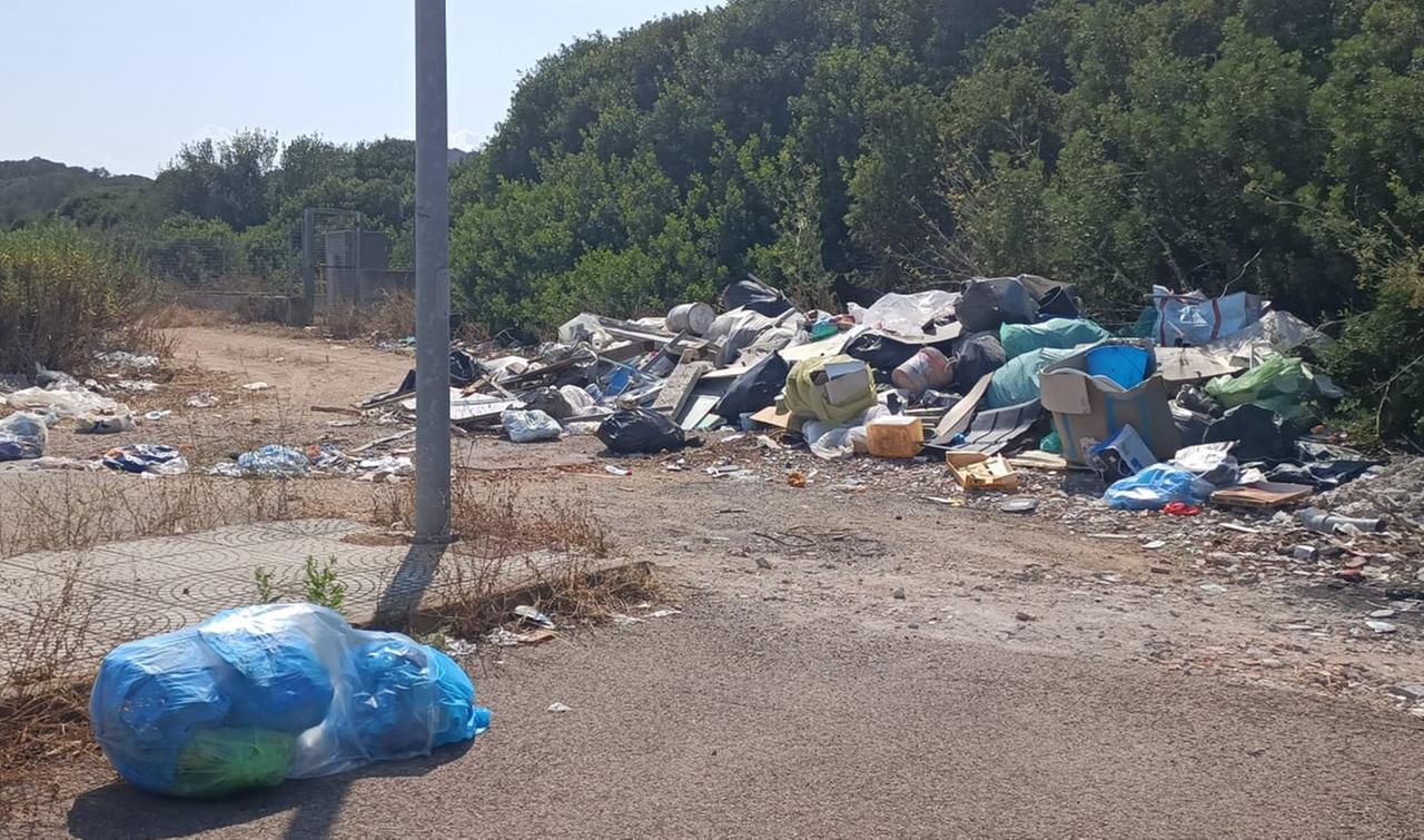 A Olbia è emergenza rifiuti. Nizzi: «Accenderemo 240 telecamere»