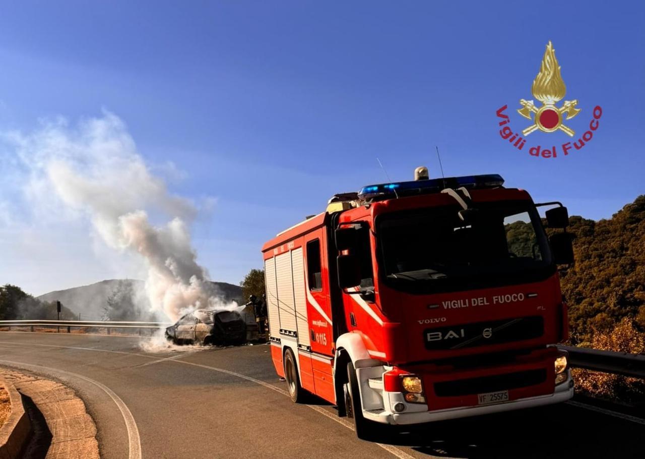 San Nicolò Gerrei, s’incendia auto in marcia: il conducente riesce a uscire prima che sia avvolta dalle fiamme