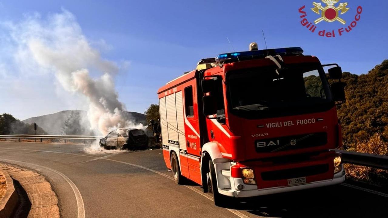 San Nicolò Gerrei, s’incendia auto in marcia: il conducente riesce a uscire prima che sia avvolta dalle fiamme