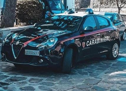 Cecina, si arrampica al secondo piano e minaccia di morte l’ex: preso