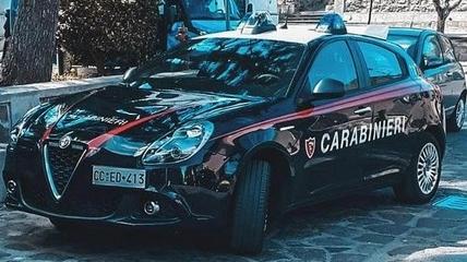 Cecina, si arrampica al secondo piano e minaccia di morte l’ex: preso