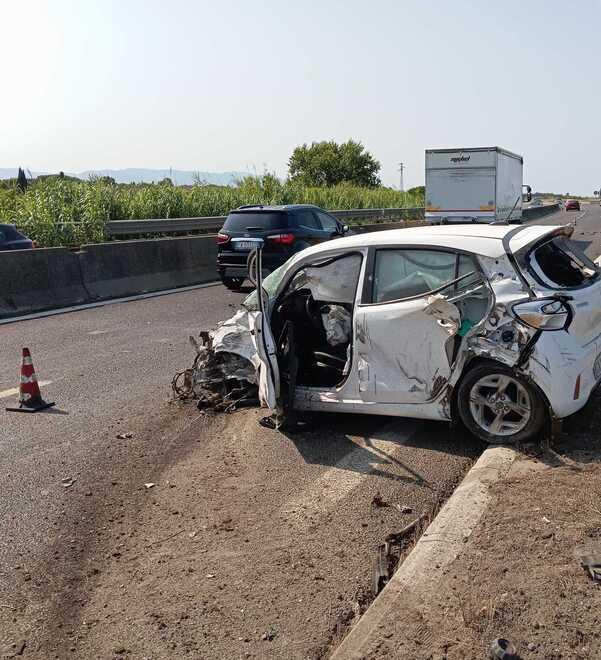 Scontro auto-camion sulla Variante: tragedia sfiorata alla California