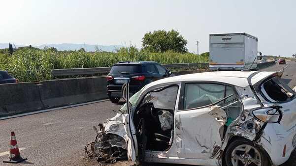 Scontro auto-camion sulla Variante: tragedia sfiorata alla California