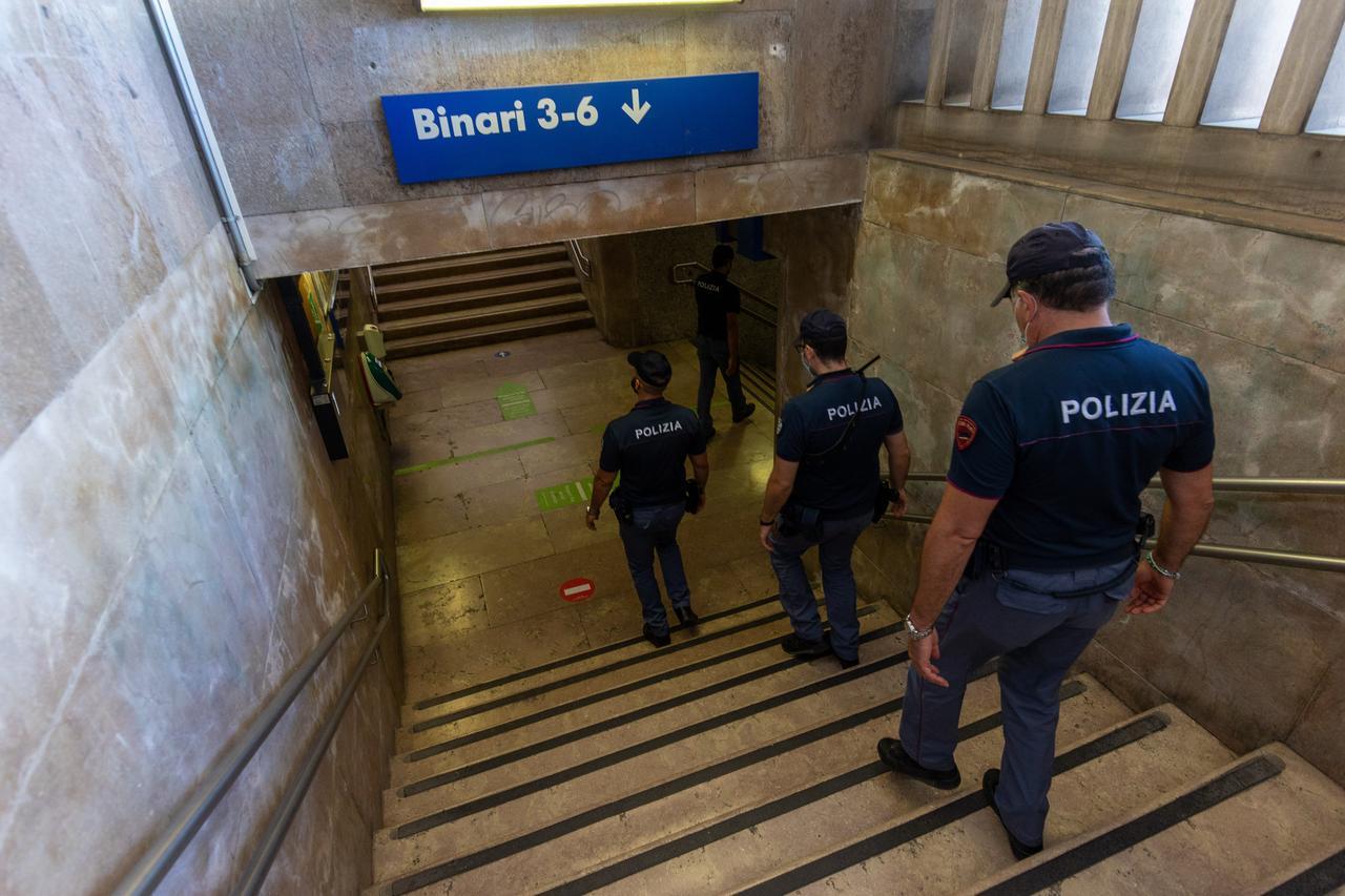 Ferrara, sassi sui binari del treno: identificati quattro minorenni