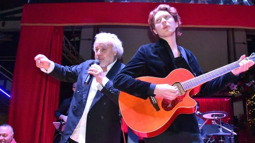 Jerry Calà sul palco con il figlio Johnny