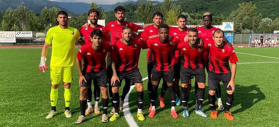 La formazione rossonera al debutto stagionale allo stadio Nardini di Castelnuovo contro una rappresentativa locale con l’ex Gigio Grassi in campo