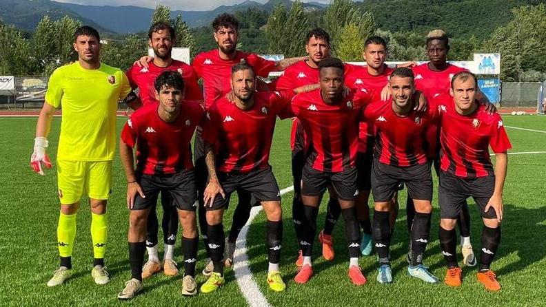 La formazione rossonera al debutto stagionale allo stadio Nardini di Castelnuovo contro una rappresentativa locale con l’ex Gigio Grassi in campo