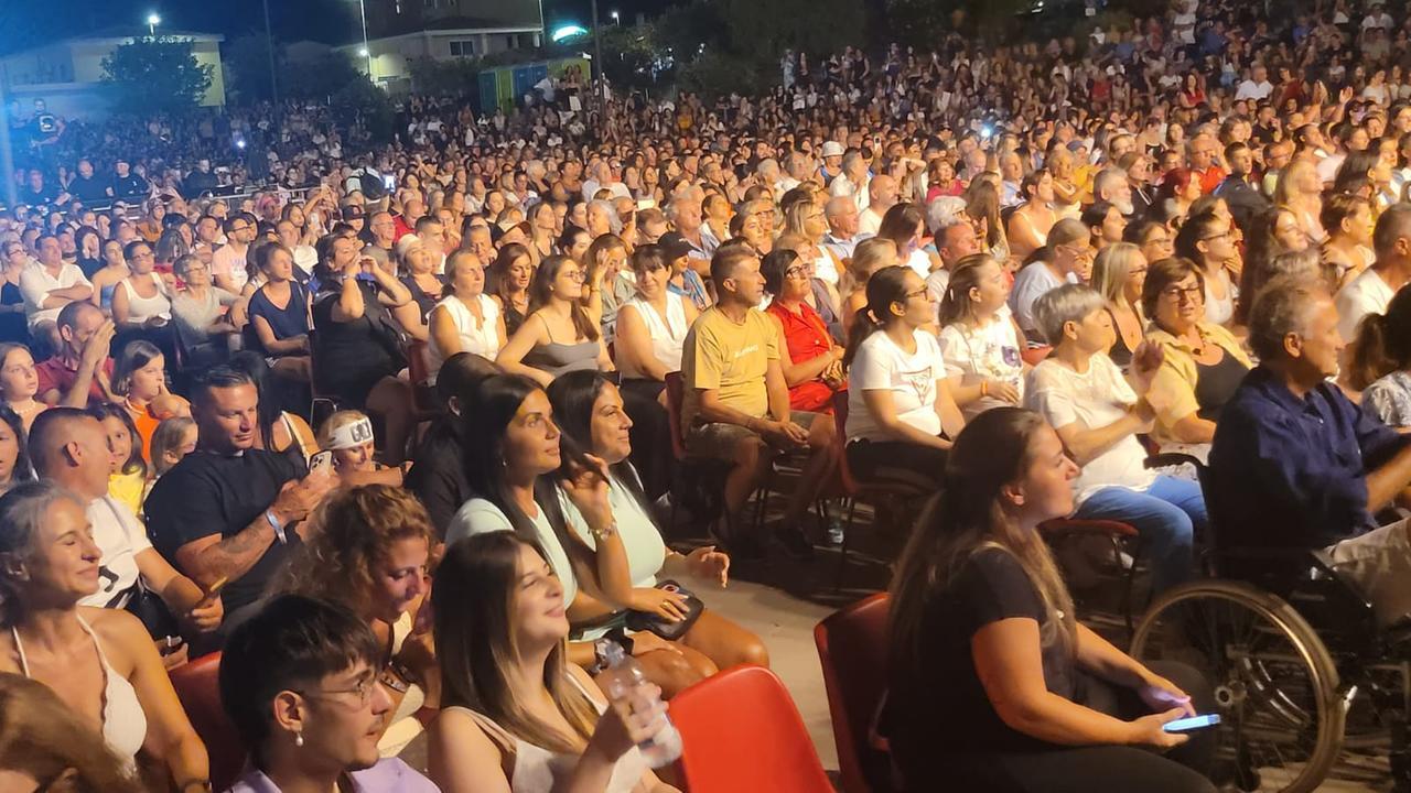 A Golfo Aranci in 15mila per il concerto di Gigi D’Alessio: sul palco anche Diana Puddu star di The Voice