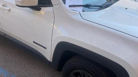 Una delle auto prese di mira in piazza San Silvestro a Pisa con il volantino di rivendicazione