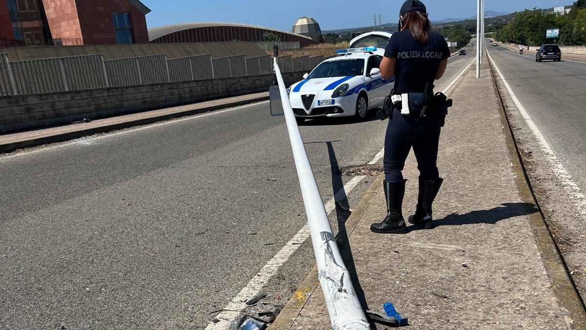 Sassari, abbatte un palo a Piandanna e si dà alla fuga