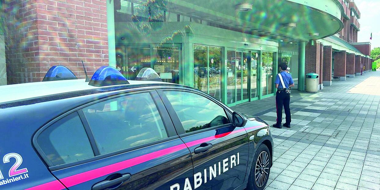 Correggio, ritrovate al centro commerciale otto dosi di cocaina abbandonate