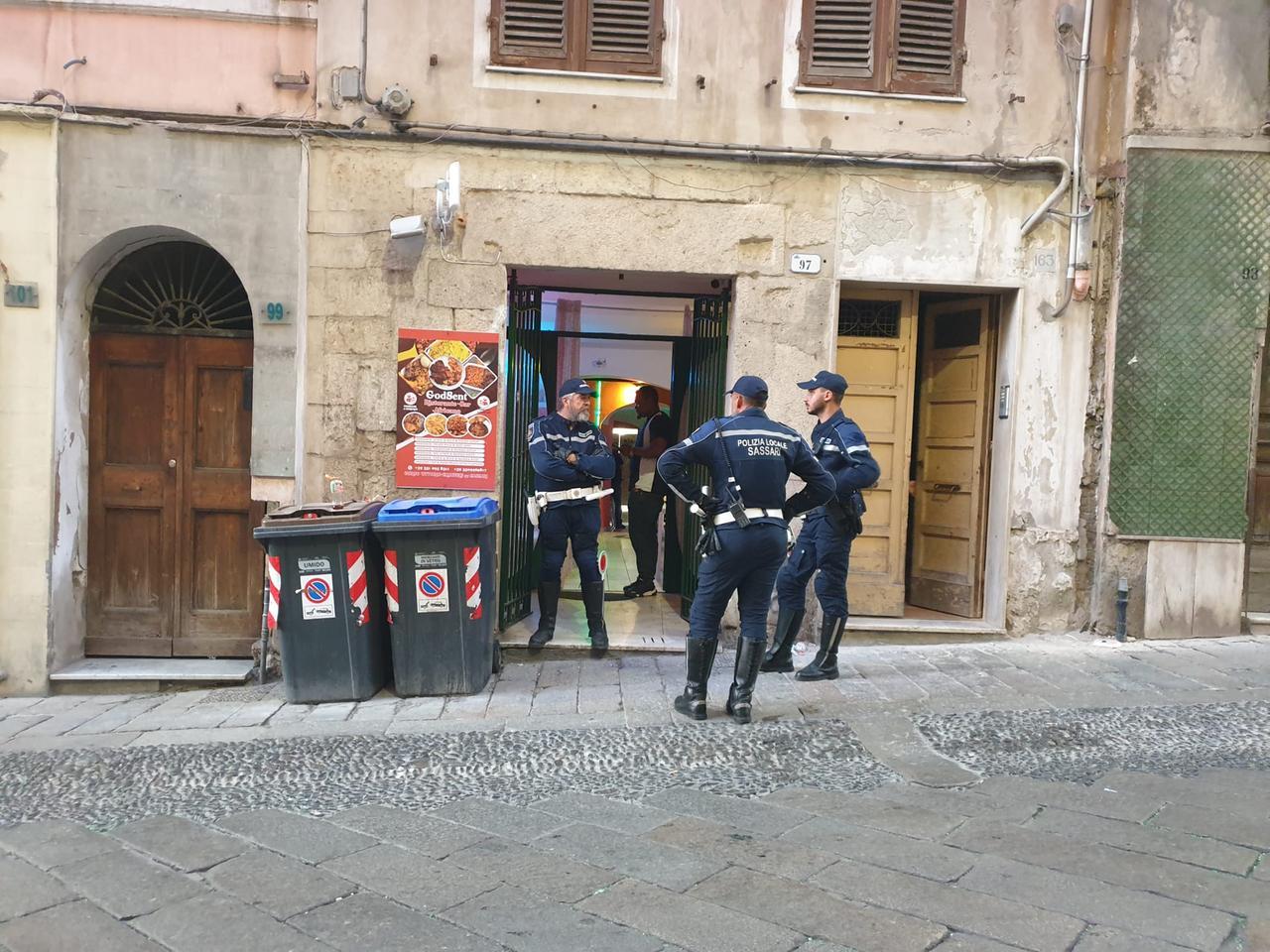 Sassari, la polizia locale chiude un ristorante etnico al corso