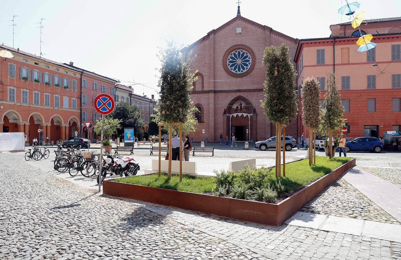 Verde e panchine al posto dei cassonetti dei rifiuti: il nuovo look di piazzale San Francesco