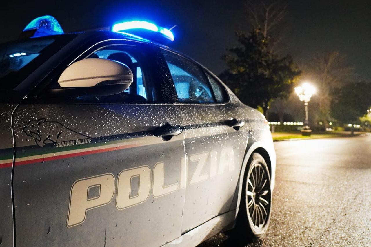 Una volante della polizia di Stato (foto d'archivio)