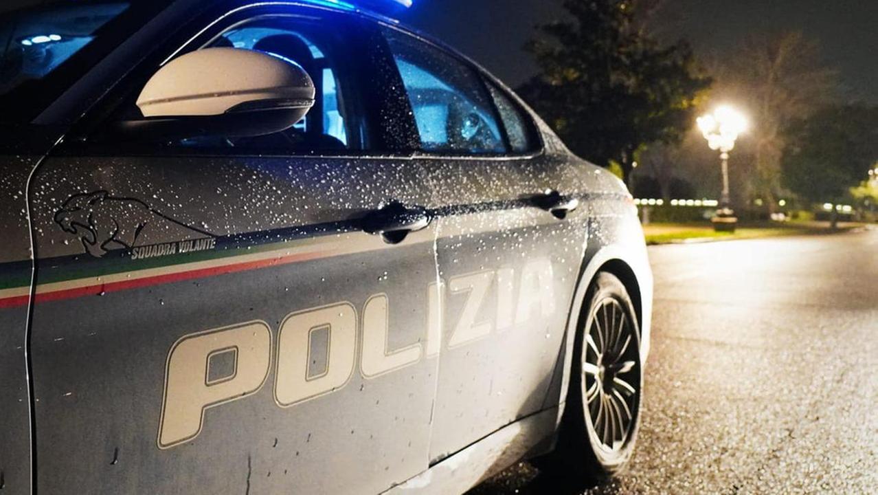 Una volante della polizia di Stato (foto d'archivio)