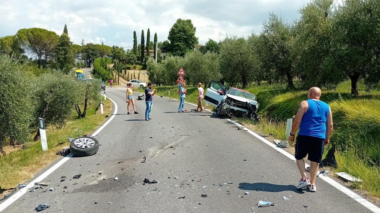 Peccioli, scontro tra due auto e una moto: sei feriti