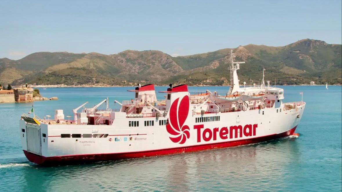Un traghetto Toremar verso l'Elba