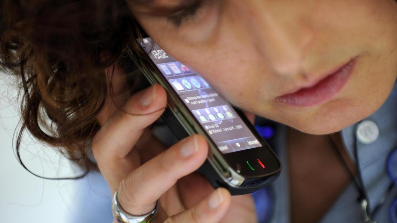 Controllava la moglie a distanza col telefonino, arrestato per maltrattamenti a Oristano