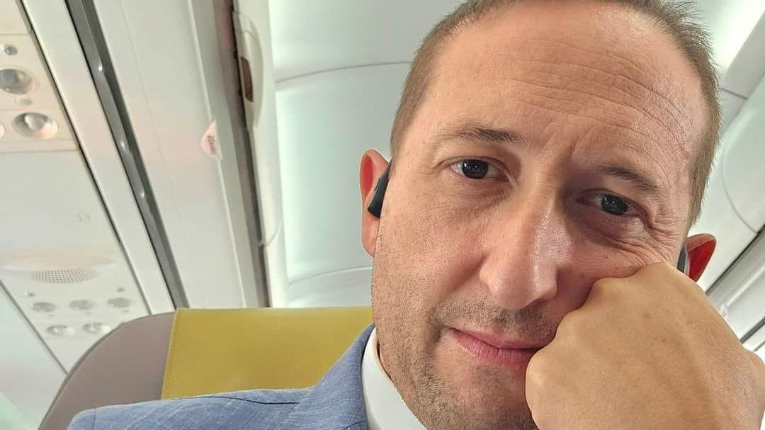 Disavventura per il deputato leghista Dario Giagoni: «Bloccato dentro l’aereo»