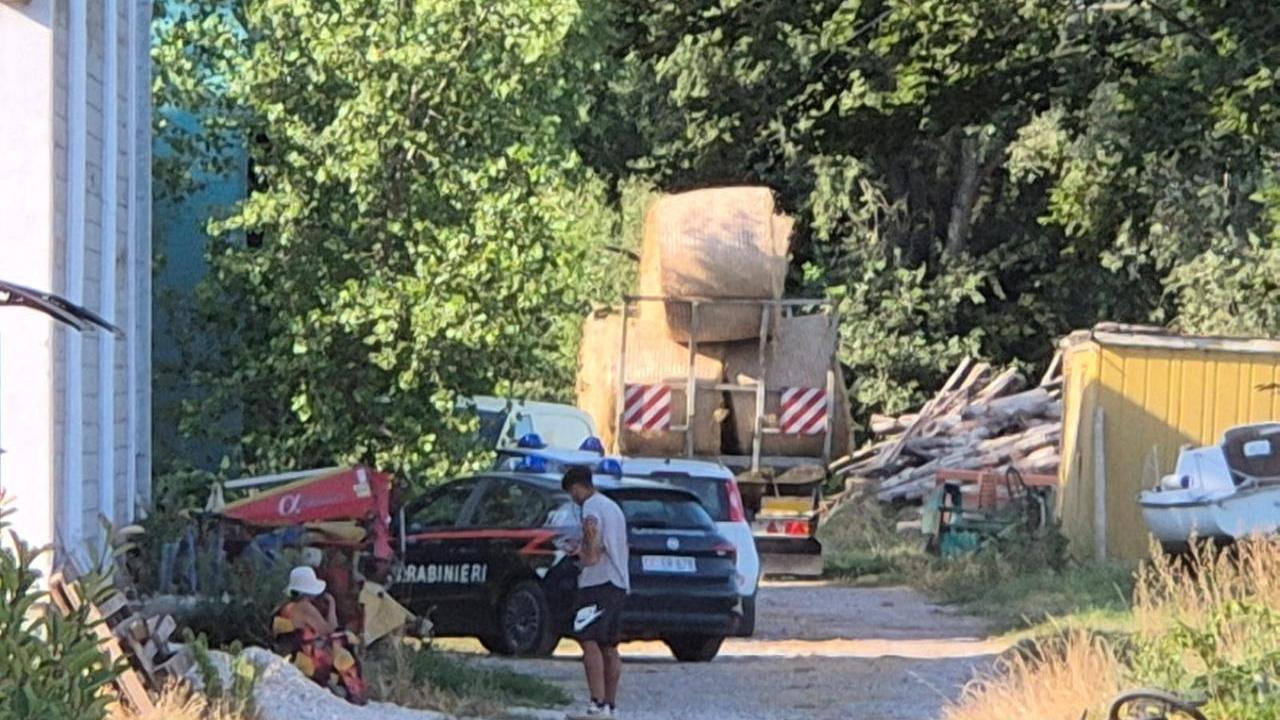 Schiacciato da una rotoballa, muore un agricoltore di 72 anni