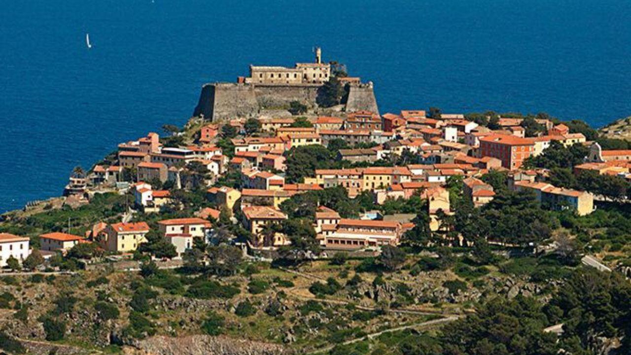 A Capraia debutta la Notte blu: si accende la festa sull' isola
