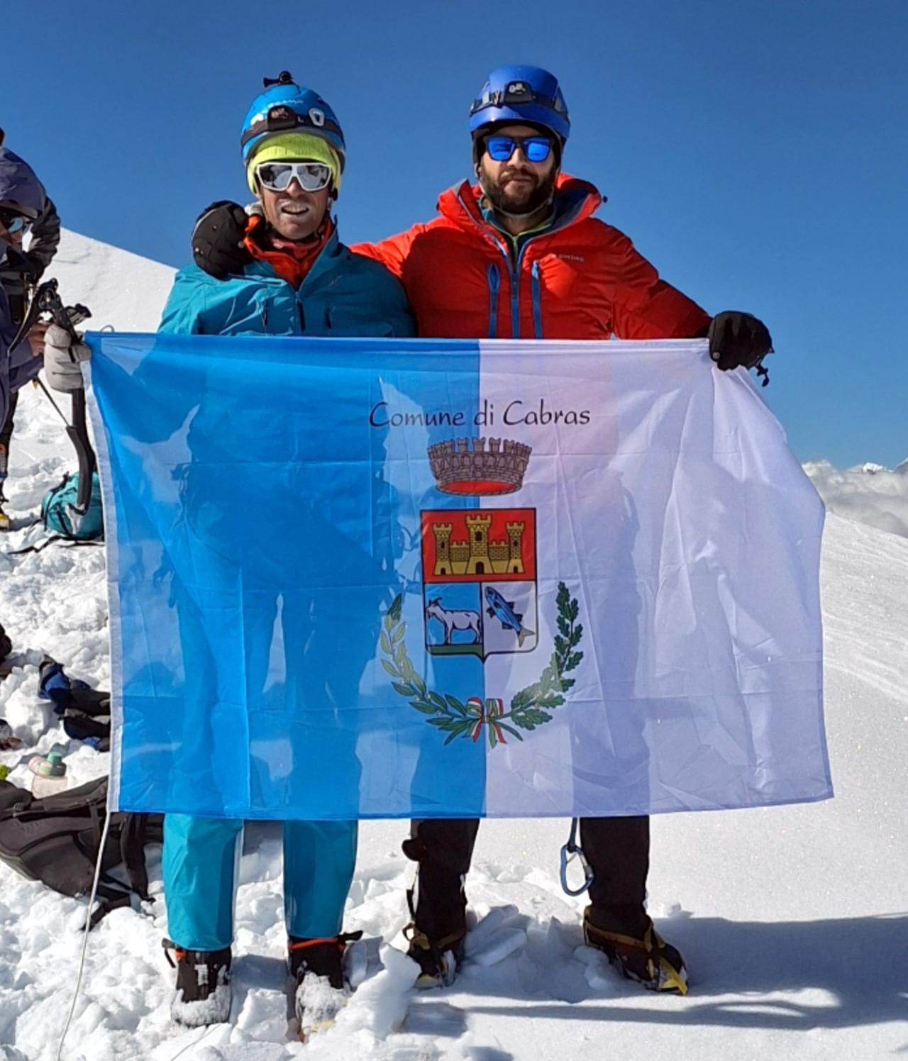 
	A destra Francesco Perla sull'Alpamayo con un compagno di scalata

