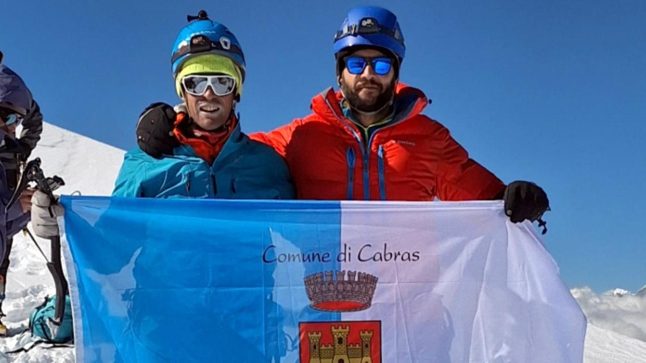 A destra Francesco Perla sull'Alpamayo con un compagno di scalata