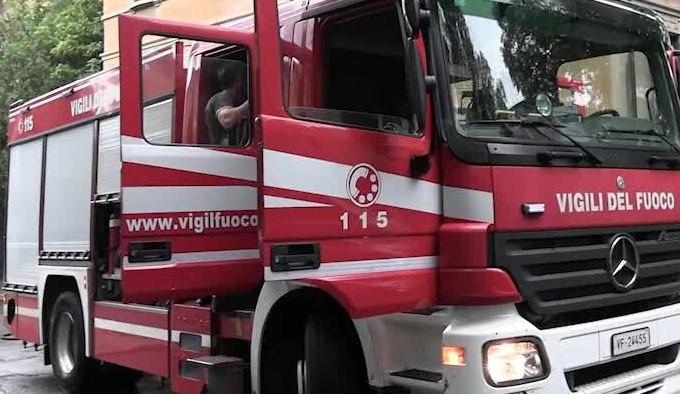 Incendio in un appartamento nella notte, paura in via Puglia a Modena