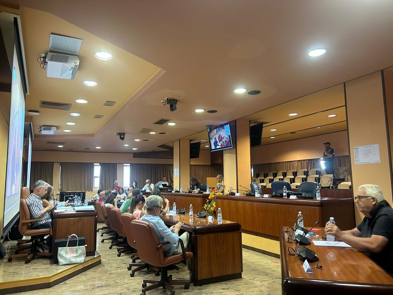 
	A destra i banchi vuoti di Forza Italia durante il consiglio comunale che si &egrave; svolto nella sede della Provincia perch&eacute; l'aula di palazzo degli Scolopi non &egrave; al momento utilizzabile per lavori

