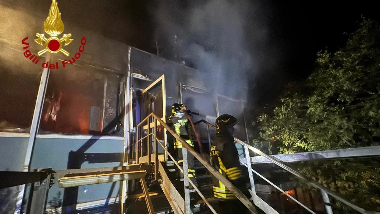 I vigili del fuoco al lavoro sulla palazzina ex EniChem 