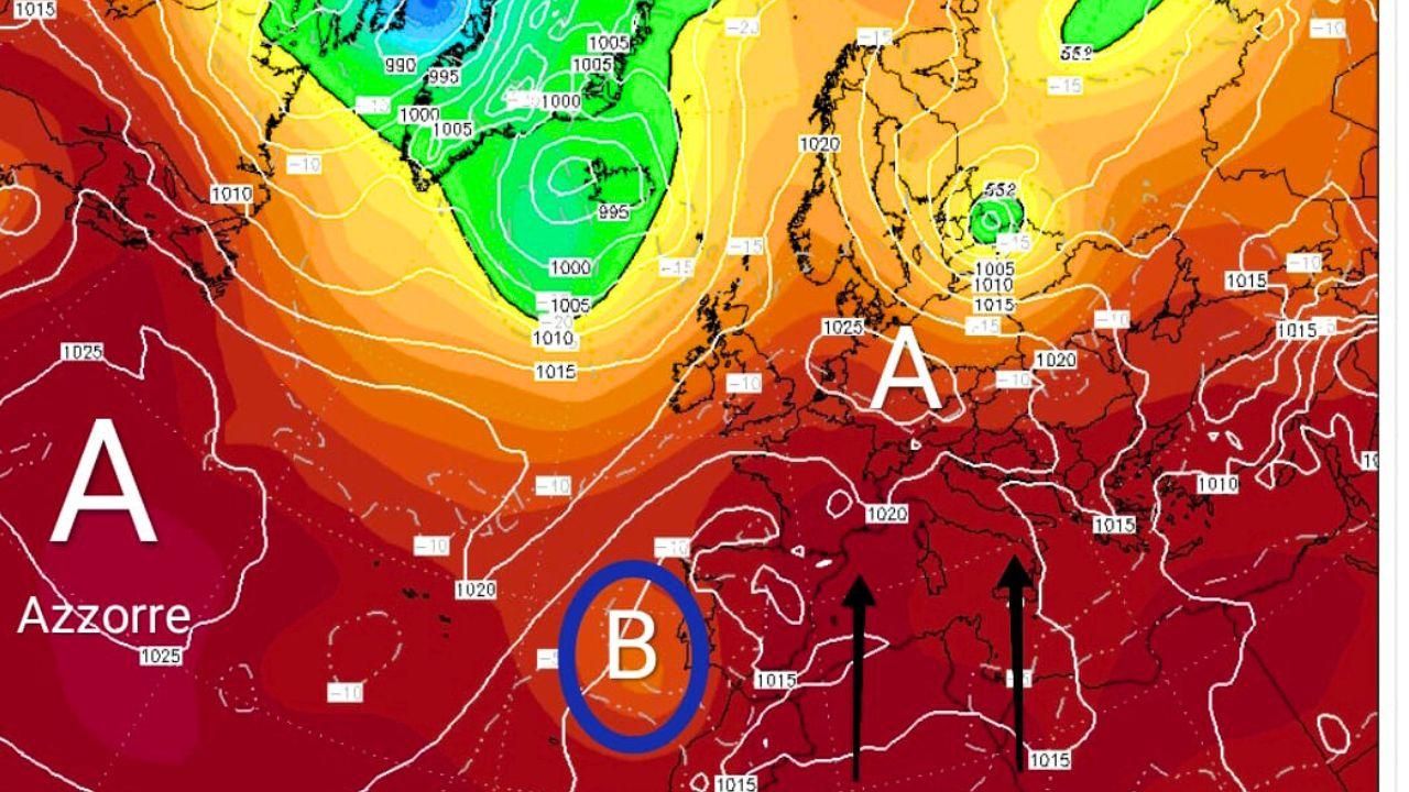 Le frecce indicano il caldo africano in arrivo sull'Italia