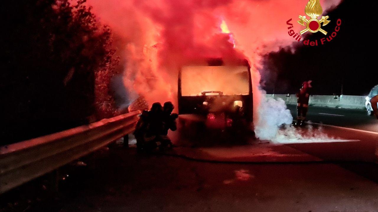 
	Il camion a fuoco in autostrada

