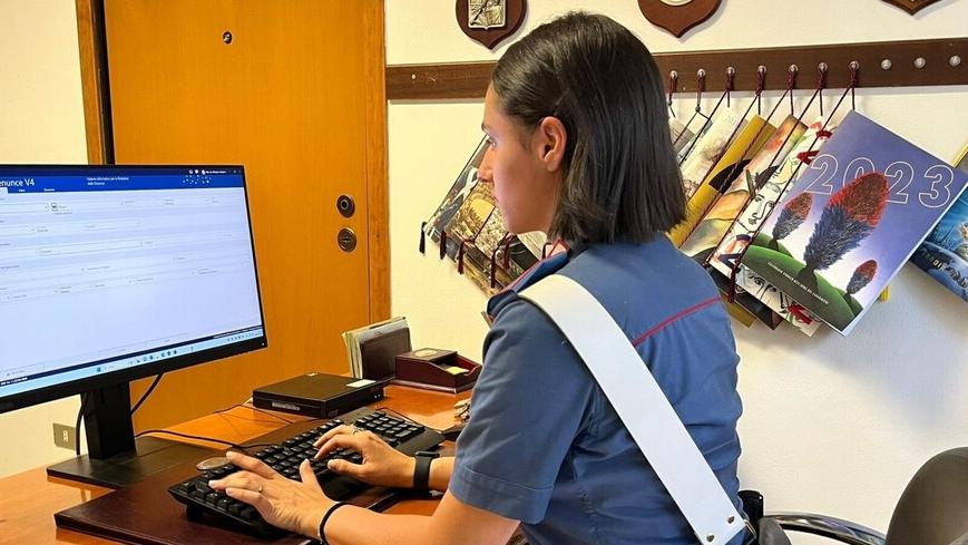 Nonna detective incastra il vandalo che le fora le gomme dell’auto