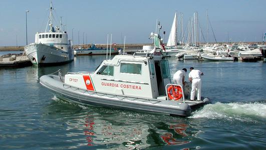 Una motovedetta della guardia costiera (archivio)