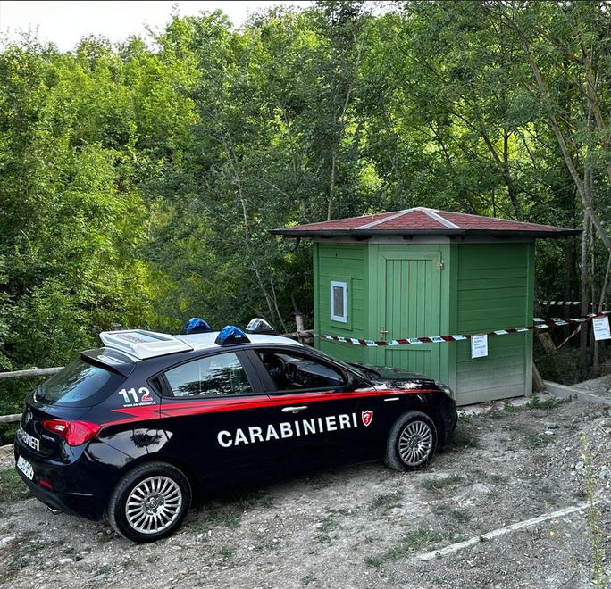 Passeggia in campagna e trova una bomba