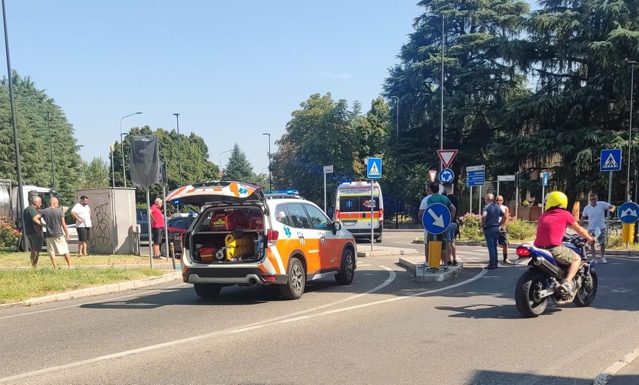 Cade in bici a Vignola e va in arresto cardiaco: salvato con il defibrillatore