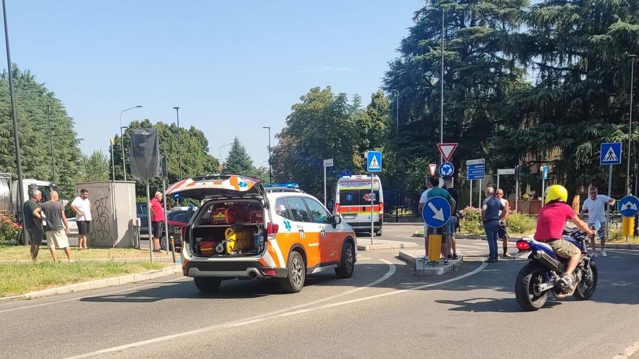 Cade in bici a Vignola e va in arresto cardiaco: salvato con il defibrillatore