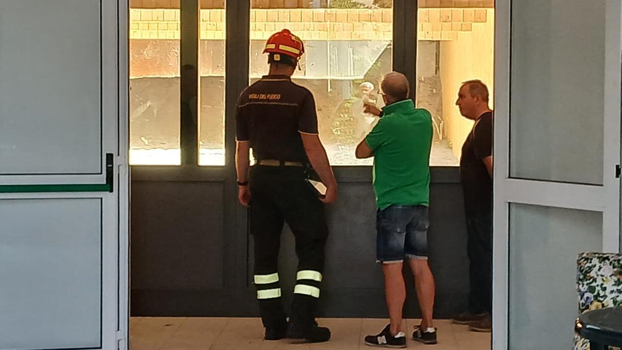 I rilievi dei vigili del fuoco nel punto in cui è scoppiato l'incendio