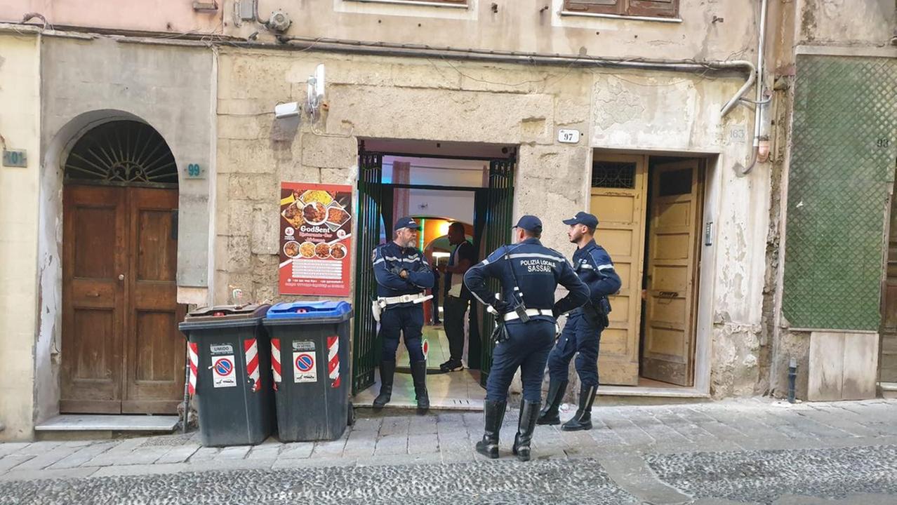La polizia locale davanti al ristorante chiuso per irregolarità 