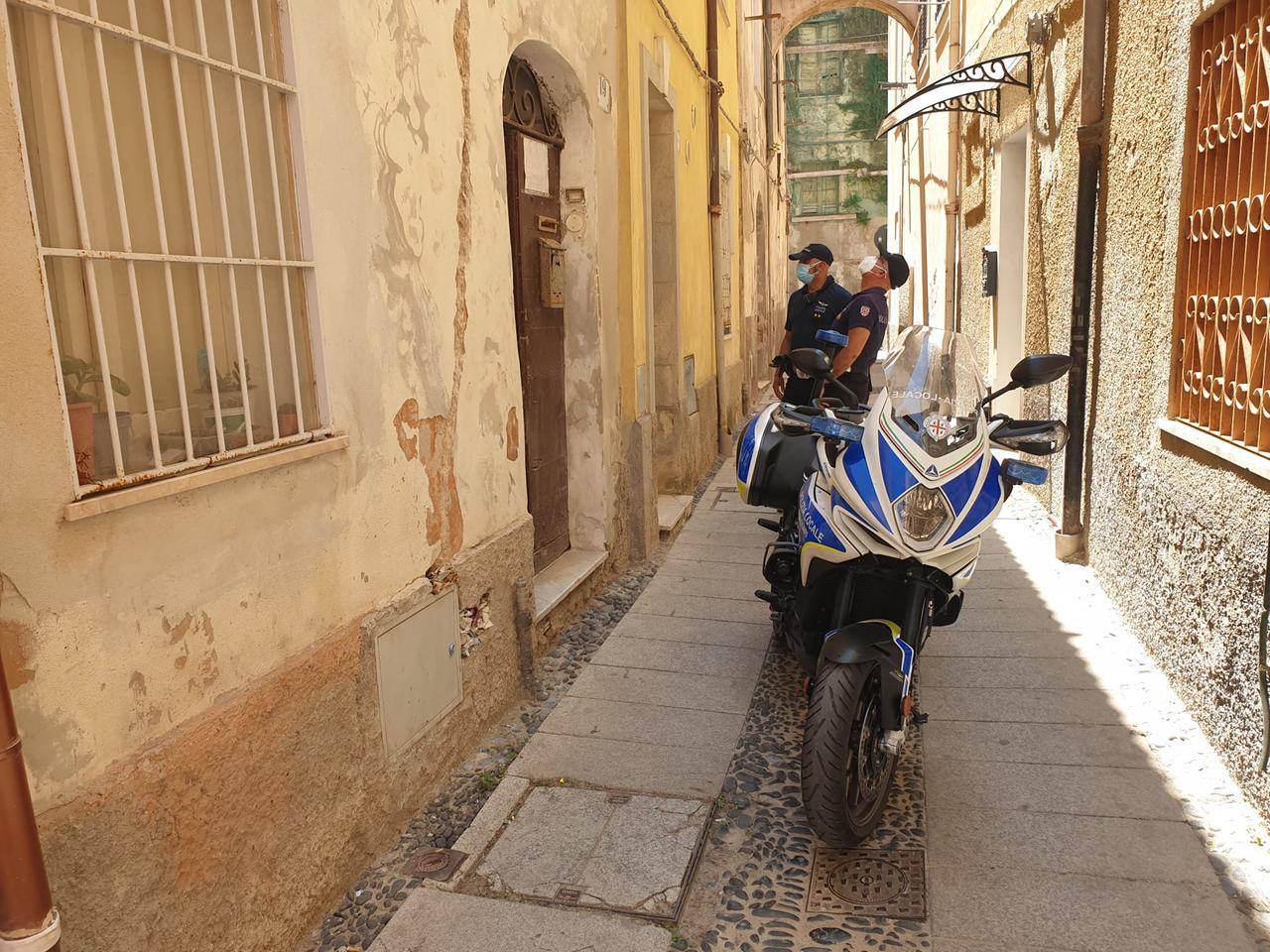 
	La polizia locale nel luogo del ritrovamento (foto <em>Ivan Nuvoli</em>)


