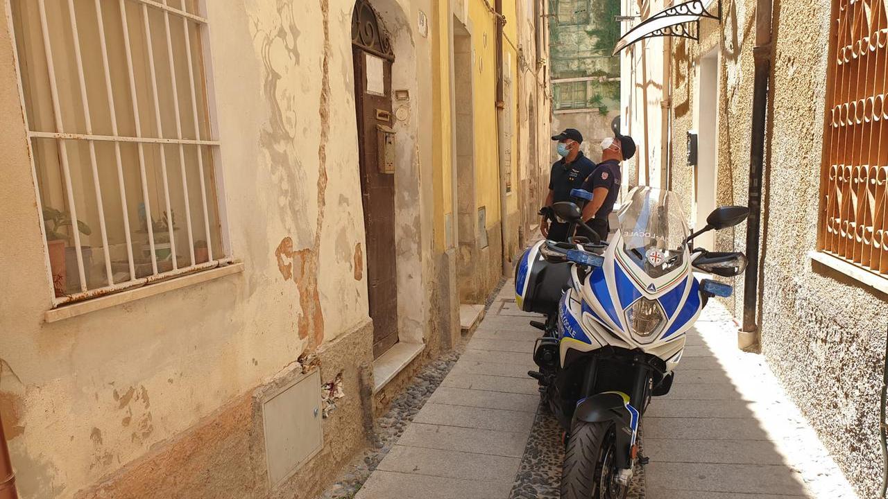 La polizia locale nel luogo del ritrovamento (foto <em>Ivan Nuvoli</em>)